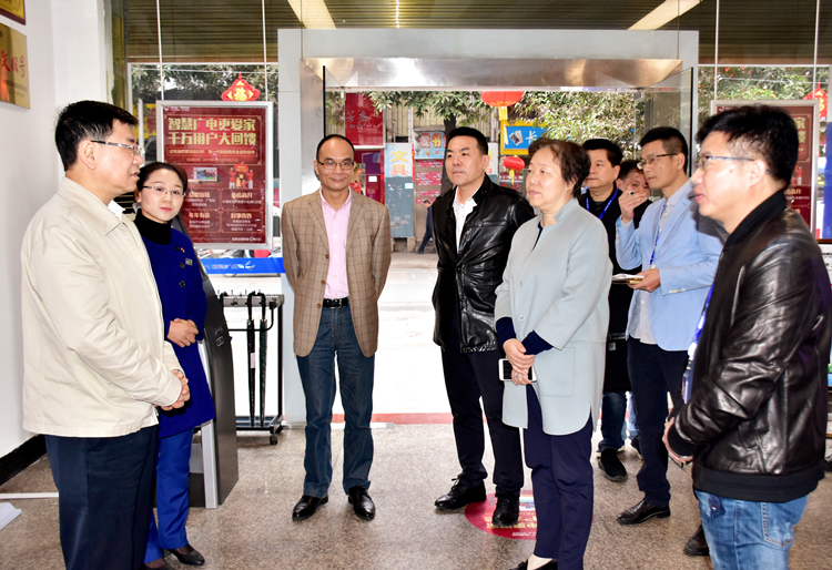 集团领导视察闽侯城关营业厅.jpg