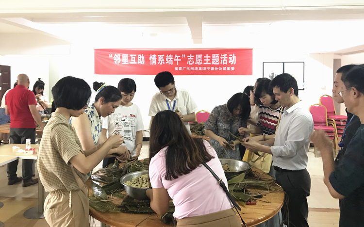 员工在包粽子.jpg 员工在包粽子.jpg