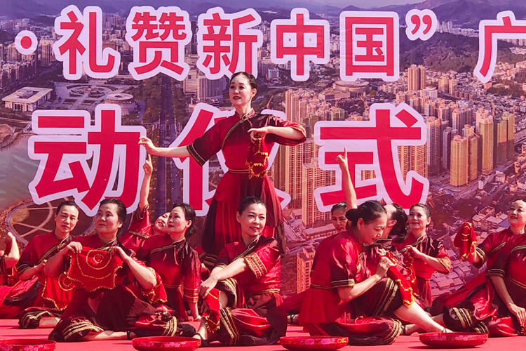 表演舞蹈1.jpg 表演舞蹈1.jpg