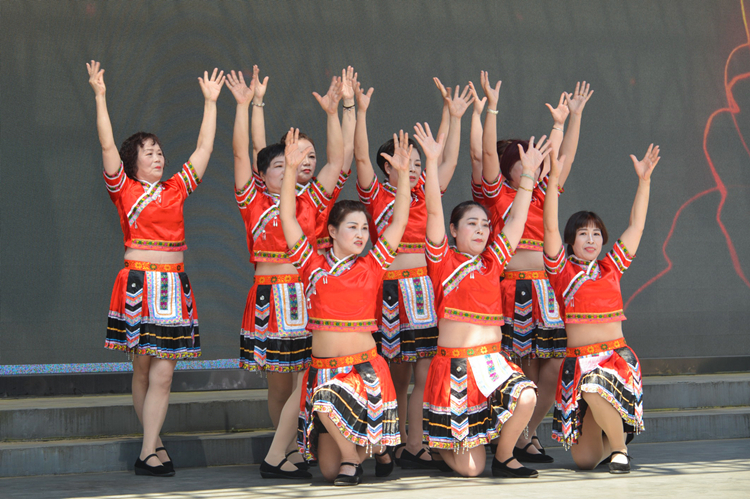 广场舞表演1.jpg 广场舞表演1.jpg