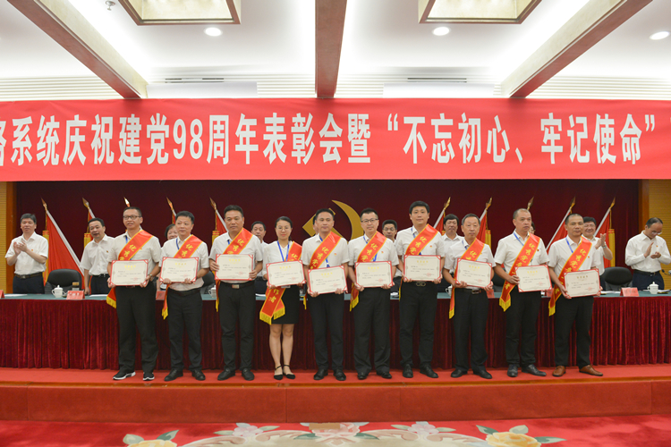 优秀党务工作者颁奖.jpg 优秀党务工作者颁奖.jpg