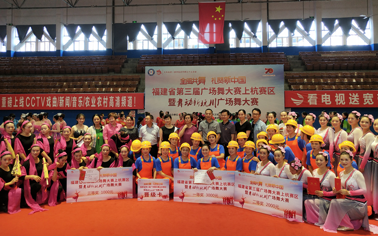 图为领导嘉宾与参赛选手合影留念.jpg 图为领导嘉宾与参赛选手合影留念.jpg