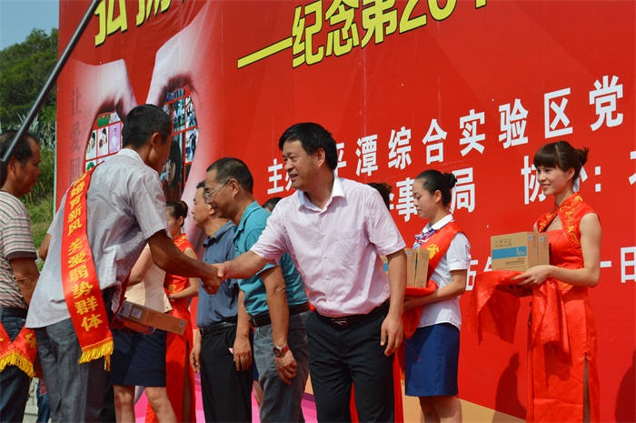 “弘扬婚育新风.关爱弱势群体”