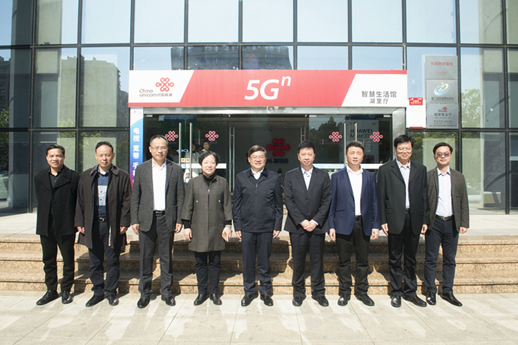 领导营业厅3.jpg 领导营业厅3.jpg