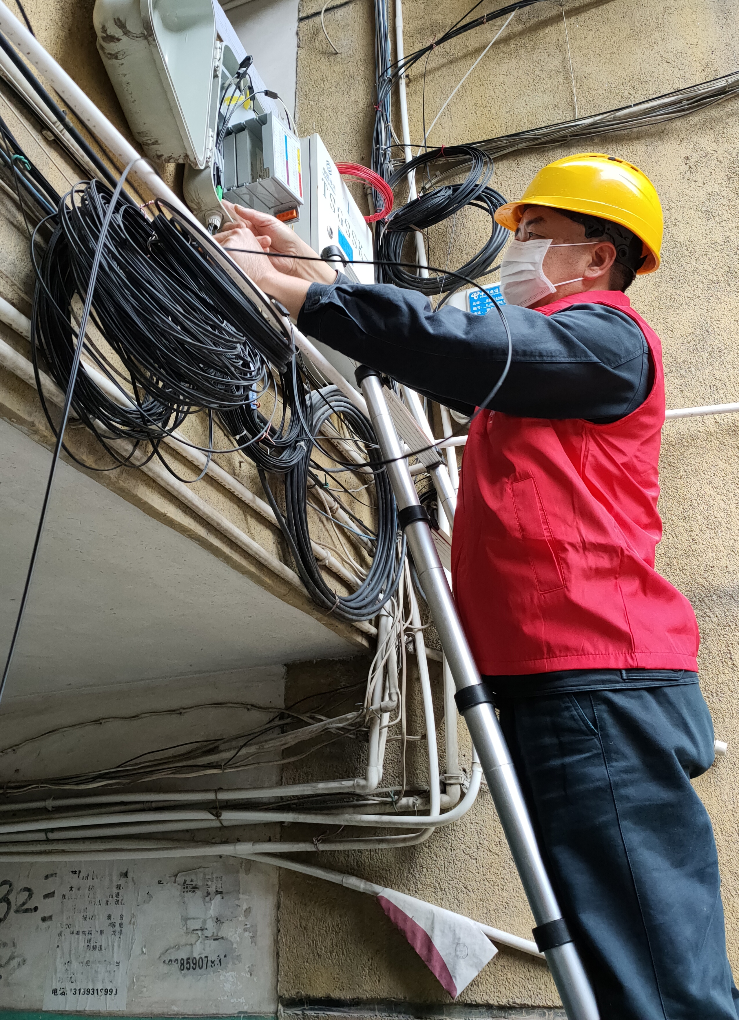 为贫困学生架起“爱心连接线”.jpg 为贫困学生架起“爱心连接线”.jpg