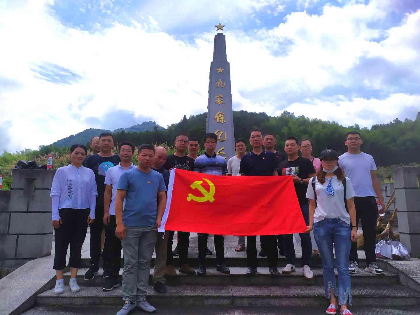 九家保纪念碑前合影.jpg