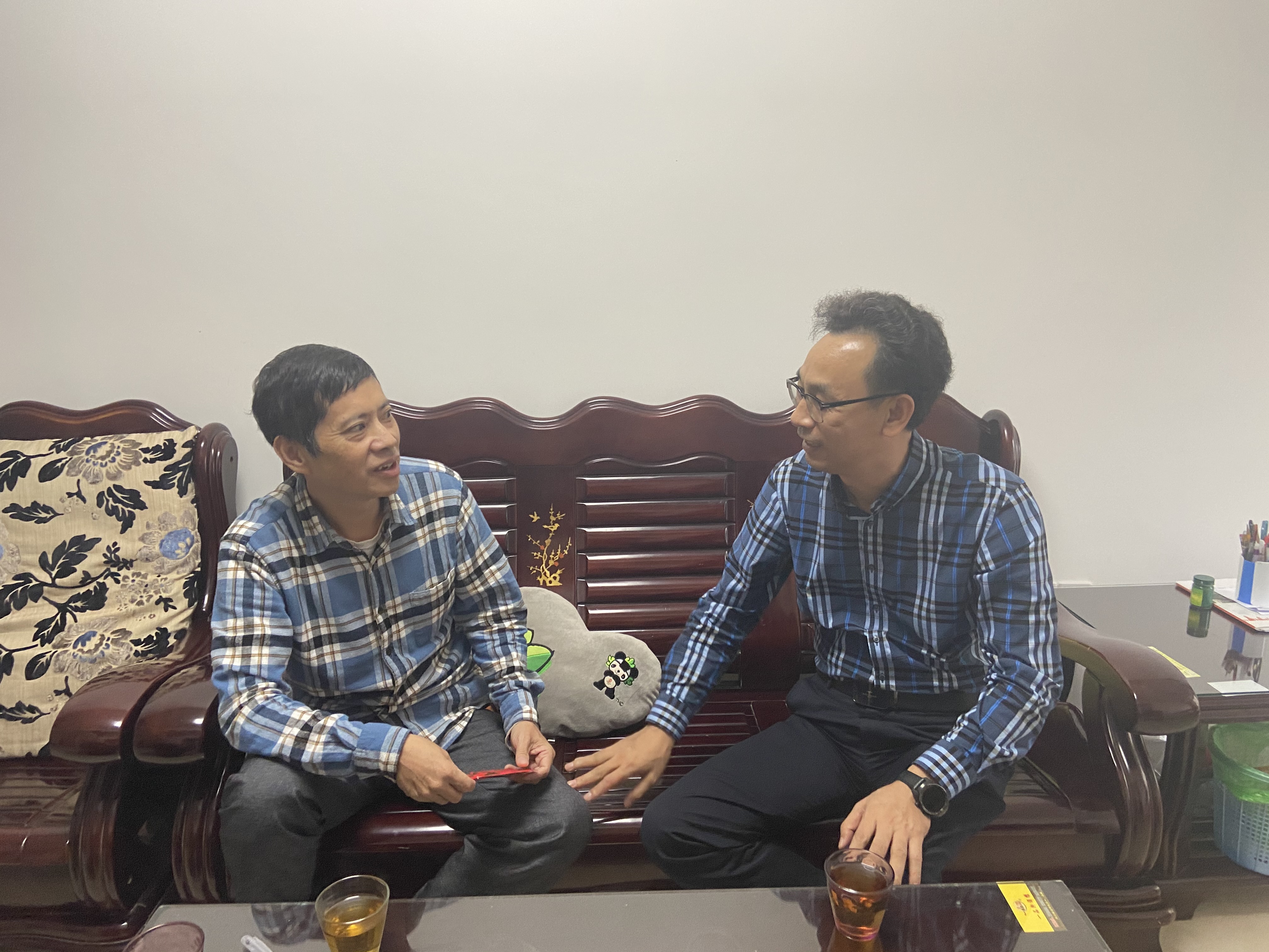 20201022林君清常务副总经理慰问退休职工.jpg 20201022林君清常务副总经理慰问退休职工.jpg