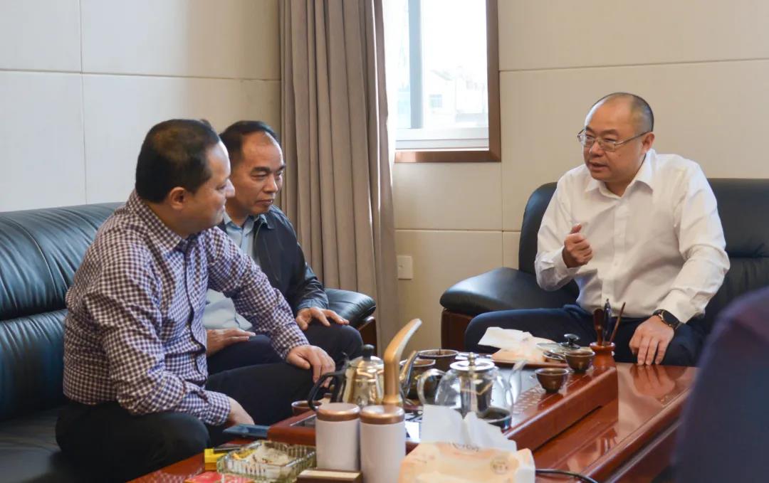 蔡琳总经理与霞浦县委书记郭文胜交流.jpg 蔡琳总经理与霞浦县委书记郭文胜交流.jpg