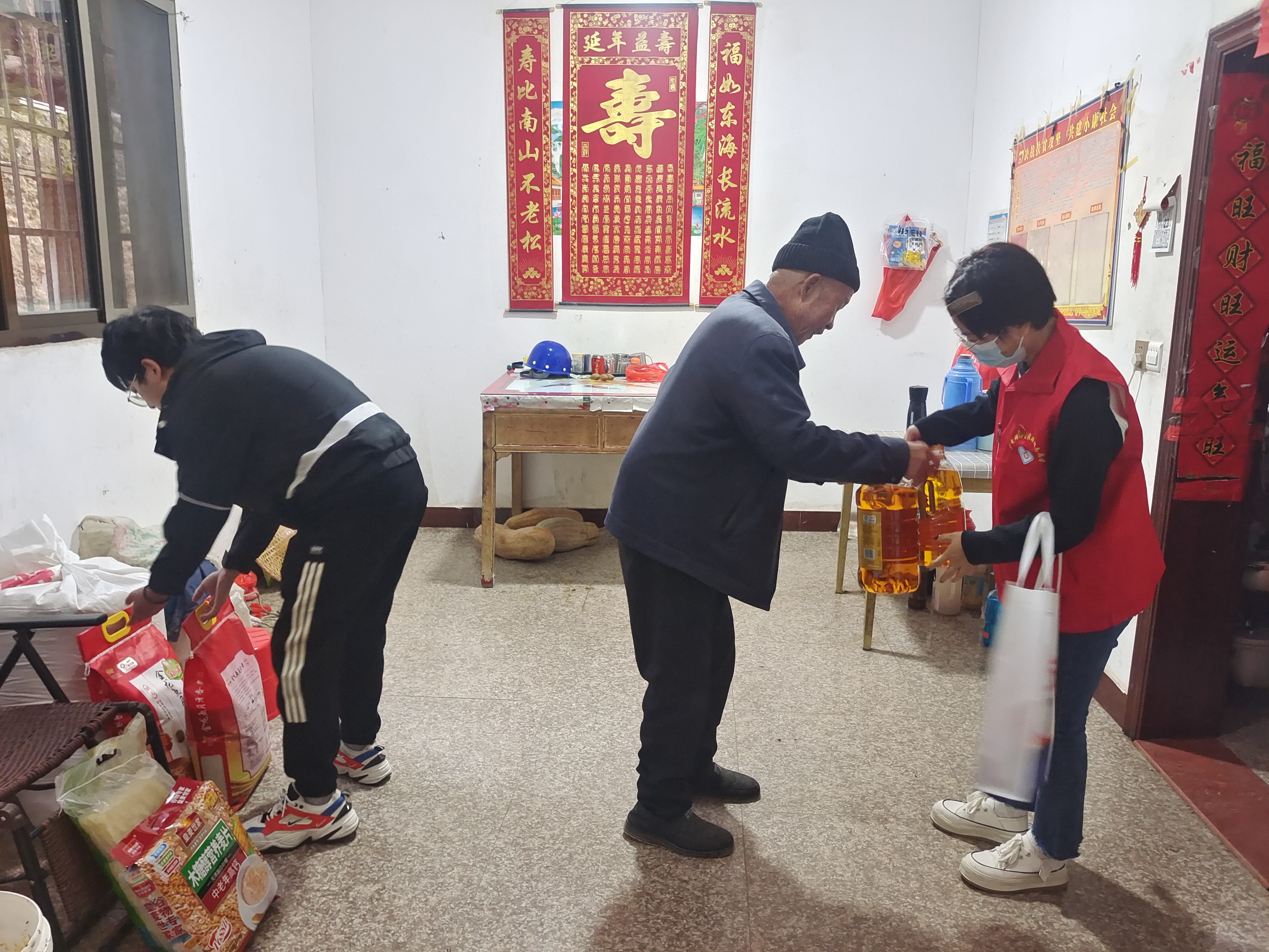 图为将慰问品送到脱贫户家中.jpg 图为将慰问品送到脱贫户家中.jpg