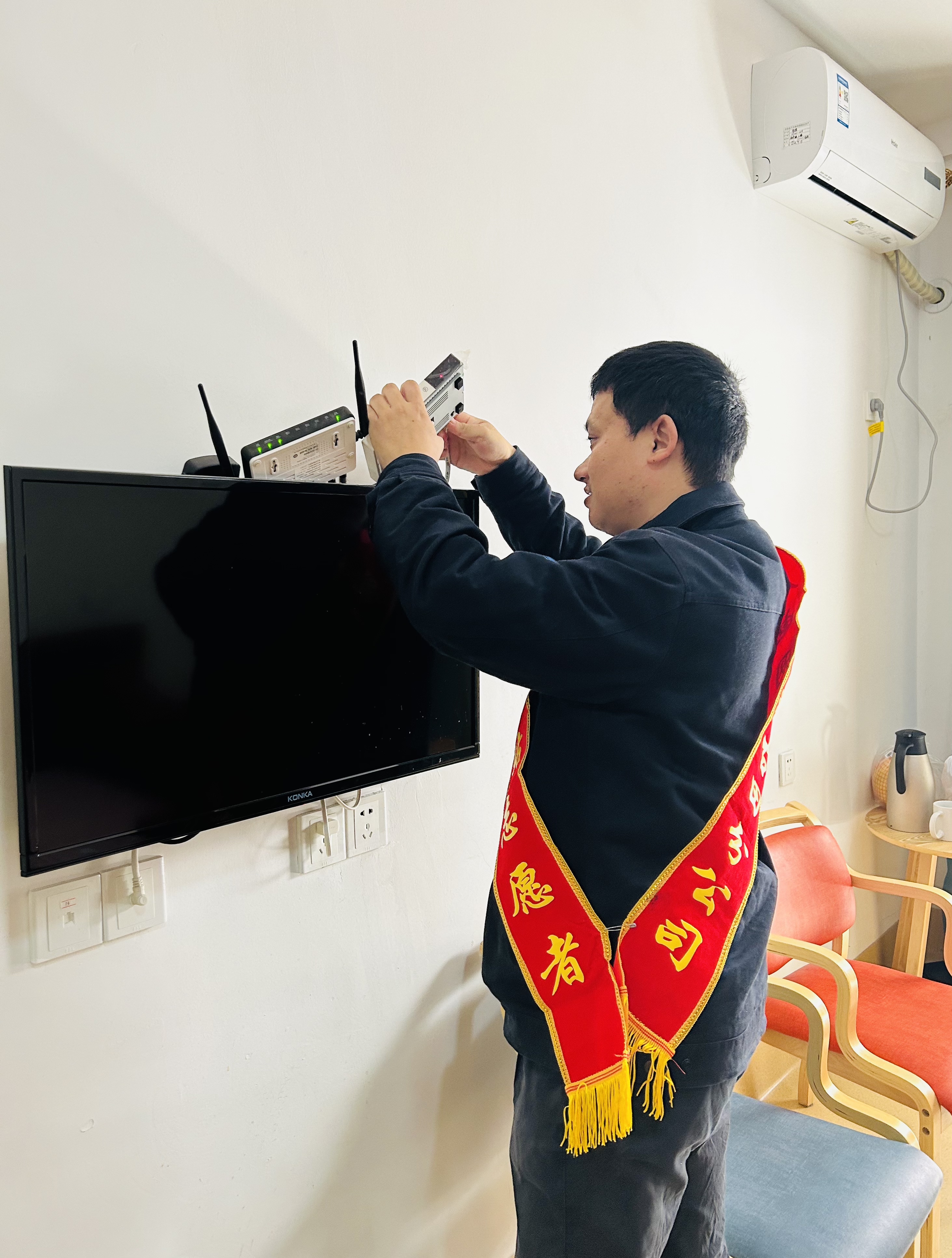 2023.10.23爱家驿站志愿者对养老院线路进行检修(1).jpg 2023.10.23爱家驿站志愿者对养老院线路进行检修(1).jpg