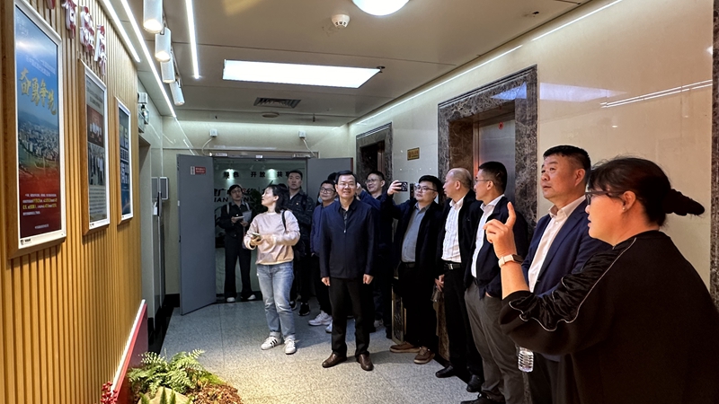 4丁汀一行参观龙岩市广电网络智融屏_副本.jpg 4丁汀一行参观龙岩市广电网络智融屏_副本.jpg