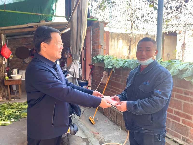 2龙岩分公司党委委员、副总经理赖初源慰问困难职工戴志权_副本.jpg