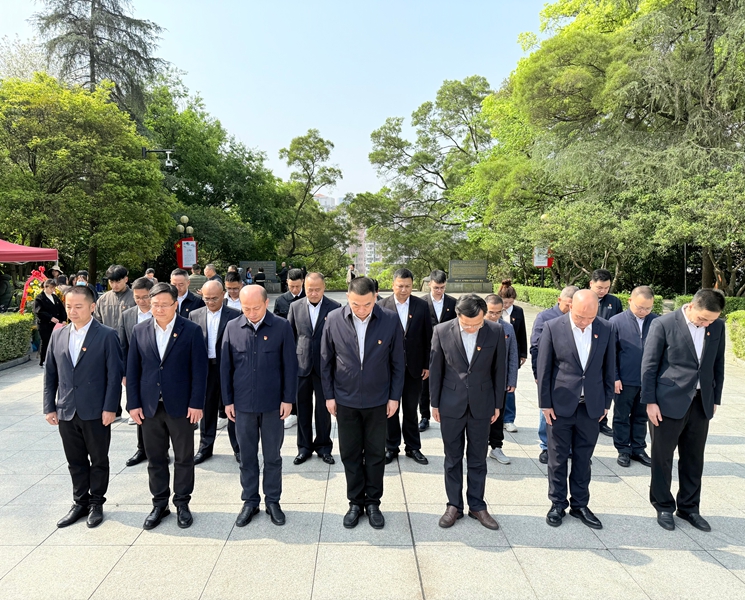 3全体人员整齐列队,向烈士纪念碑鞠躬默哀_副本.jpg 3全体人员整齐列队,向烈士纪念碑鞠躬默哀_副本.jpg