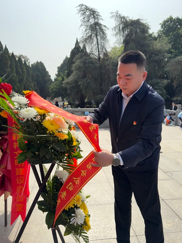 4公司领导上前整理花篮挽联_副本.jpg 4公司领导上前整理花篮挽联_副本.jpg