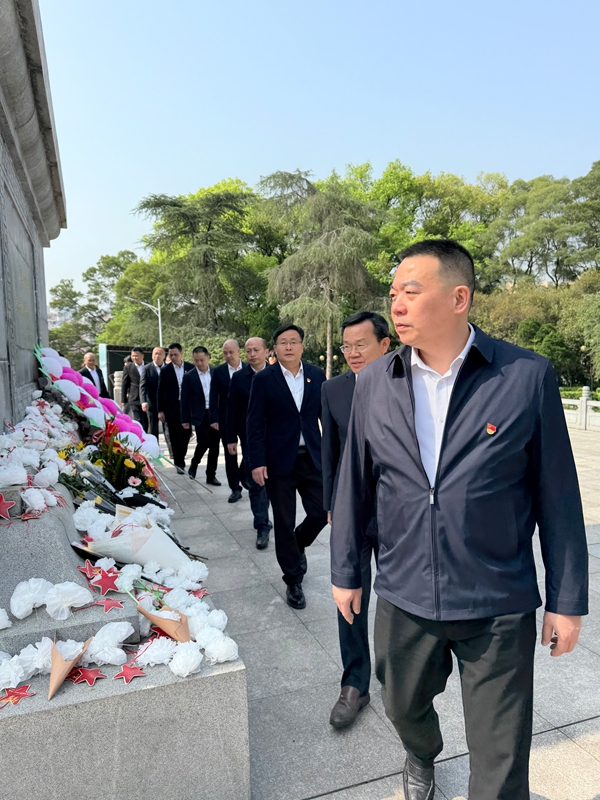 5全体人员依次走到纪念碑前,仔细阅读着纪念碑上的碑文,并绕纪念碑一周_副本.jpg 5全体人员依次走到纪念碑前,仔细阅读着纪念碑上的碑文,并绕纪念碑一周_副本.jpg