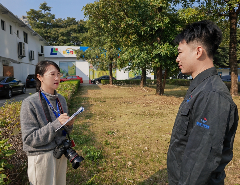 1--采访照片_副本.jpg