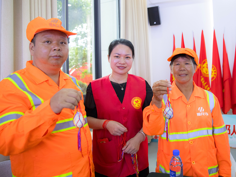 1--钟秀琴做公益_副本.jpg 1--钟秀琴做公益_副本.jpg