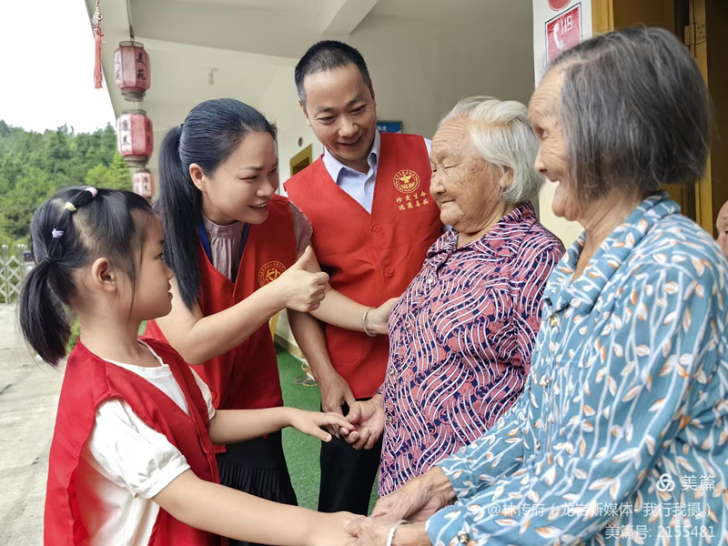 3--钟秀琴在敬老院_副本.jpg 3--钟秀琴在敬老院_副本.jpg