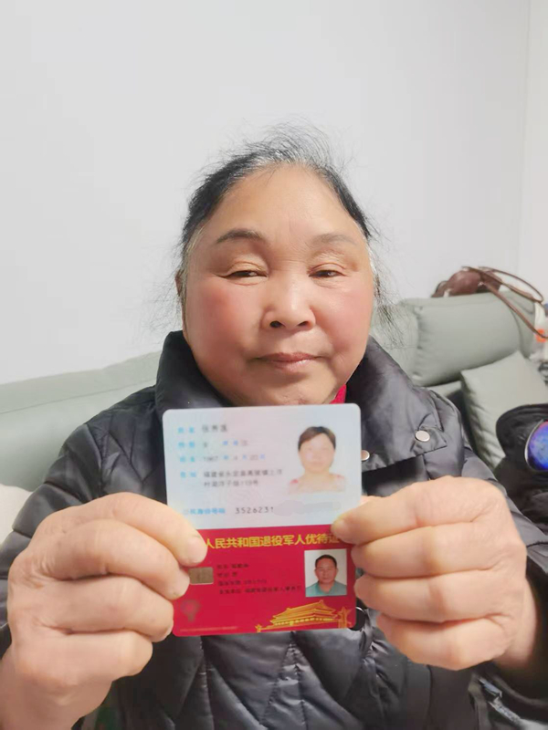 退役军人家属办理“崇军卡”_副本.jpg 退役军人家属办理“崇军卡”_副本.jpg