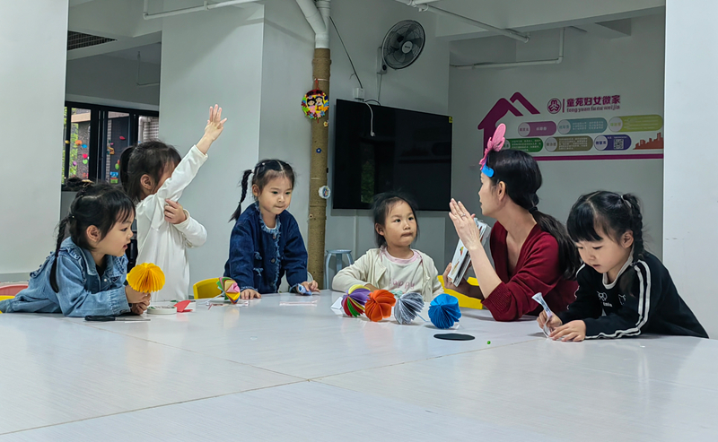 2025.4.30漳平分公司开展“书香润童心 巧手迎五一”党建驿站特色服务活动图片3_副本.jpg 2025.4.30漳平分公司开展“书香润童心 巧手迎五一”党建驿站特色服务活动图片3_副本.jpg