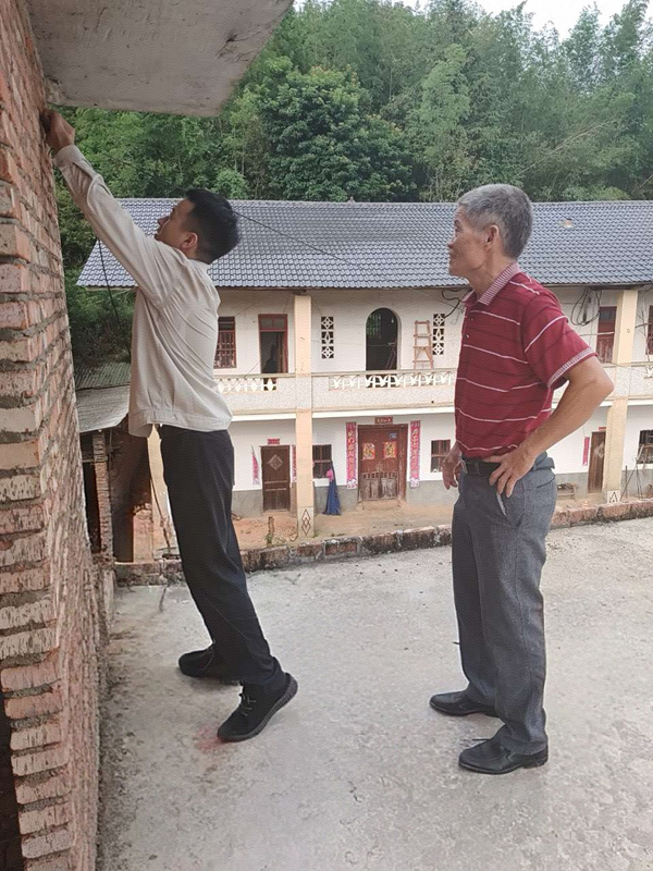 1--黄玮儒为李爷爷安装电视信号_副本.jpg 1--黄玮儒为李爷爷安装电视信号_副本.jpg