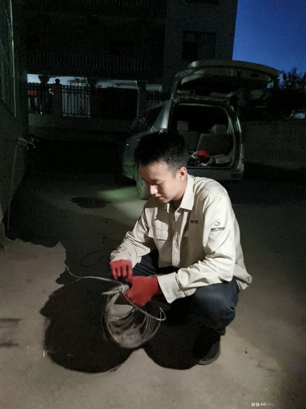 2--黄玮儒连夜为企业排查线路故障_副本.jpg 2--黄玮儒连夜为企业排查线路故障_副本.jpg