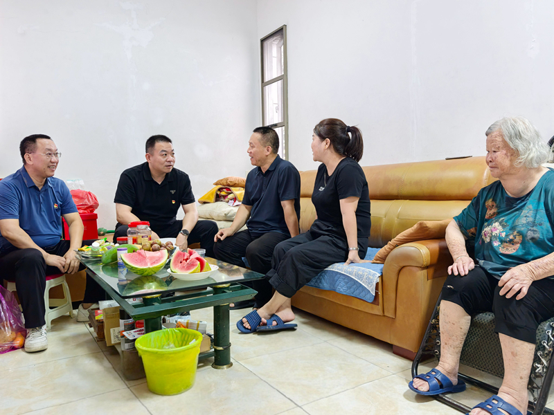 2--龙岩分公司党委书记、总经理陈磊到老党员黄元汉家中家访_副本.jpg 2--龙岩分公司党委书记、总经理陈磊到老党员黄元汉家中家访_副本.jpg