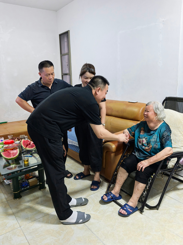 1--龙岩分公司党委书记、总经理陈磊到老党员黄元汉家中家访_副本.jpg 1--龙岩分公司党委书记、总经理陈磊到老党员黄元汉家中家访_副本.jpg